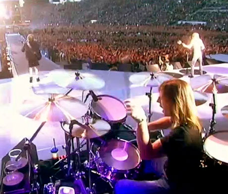 Fotografía de concierto de ACDC con un público enorme.