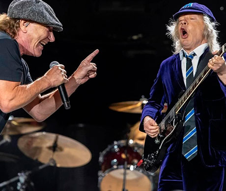 Fotografía de Brian Johnson y Angus Young de la banda ACDC tocando en el festival Power Trip en 2023.