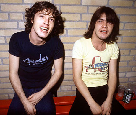 Fotografía de los Hermanos Angus Young y Malcolm Young de ACDC.