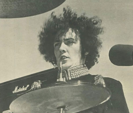 Fotografía del primer baterista de ACDC Colin Burgess tocando en un concierto.