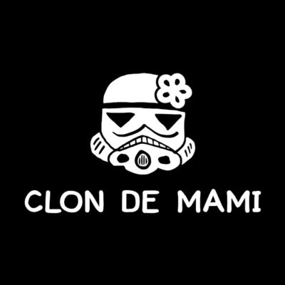 Clon de mami. Niña. Fondo oscuro.