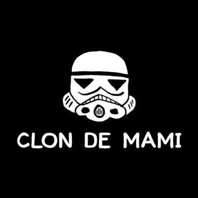 Clon de mami. Niño. Fondo oscuro.