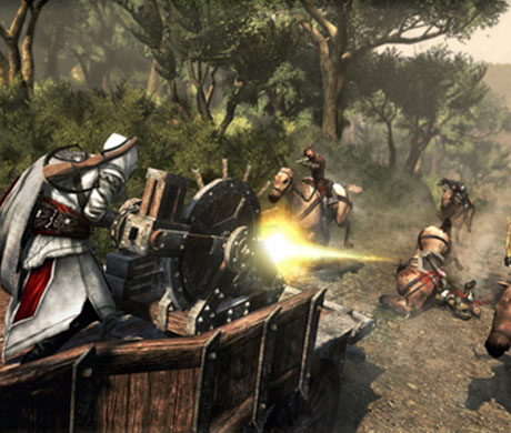 Imagen de Ezio en un carro utilizando un arma creado por Da Vinci en el juego Assassin's Creed: Brotherhood.