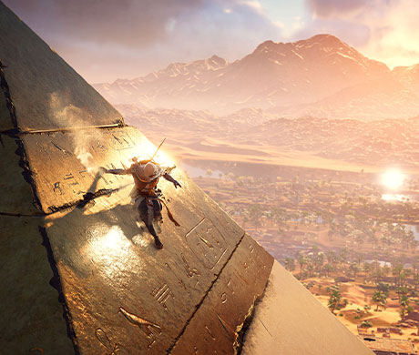 Imagen de Bayek escalando una pirámide de Egipto en el juego de Assassin's Creed: Origins.