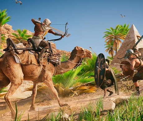 Imagen de Bayek subido a un camello usando un arco contra un enemigo en el juego Assassin's Creed: Origins.