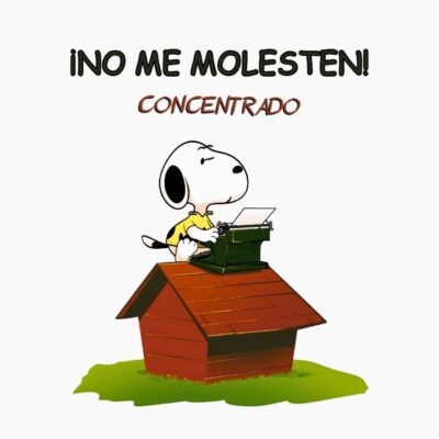 Beagle escribiendo a máquina.