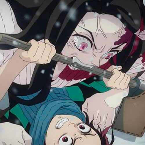 Imagen de tanjiro defendiéndose de nezuko en el anime kimetsu no yaiba.
