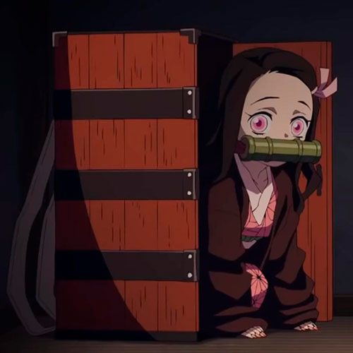 Imagen de nezuko chibi saliendo de su caja de protección en el anime kimetsu no yaiba.