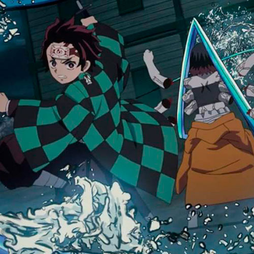 Imagen de tanjiro utilizando su técnica de respiración de agua contra un demonio en el anime kimetsu no yaiba.