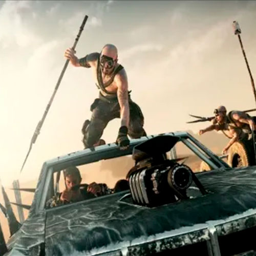Imagen de enemigo subido encima del coche de max en el juego de mad max.