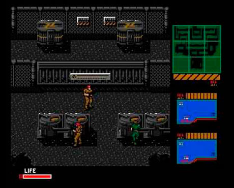 Imagen de Snake moviéndose sigilosamente alrededor de unos guardias en el juego Metal Gear 2: Solid Snake.