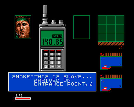 Imagen de Snake utilizando el Transceptor en el juego Metal Gear 2: Solid Snake.