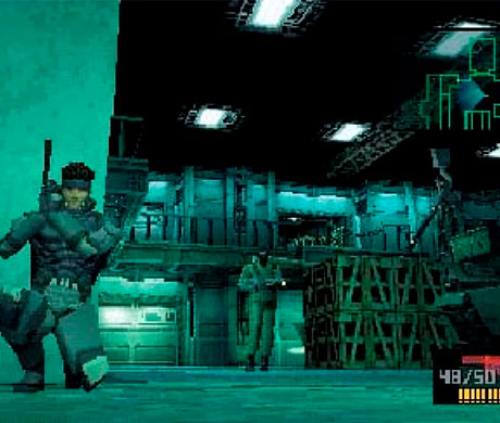 Imagen de Snake escondido detrás de una esquina mientras patrulla un soldado en el juego Metal Gear Solid.