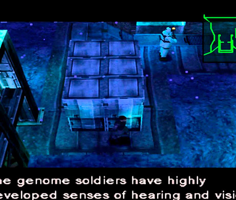 Imagen de Snake escondido detrás de unos contenedores mientras patrulla un guardia en el juego Metal Gear Solid.