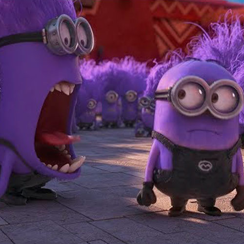 Imagen de minion corrupto gritando a un minion normal pintado de lila en la película gru: mi villano favorito 2.