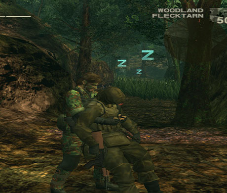 Imagen de Snake arrastrando un soldado inconsciente en el juego Metal Gear Solid 3: Snake Eater.