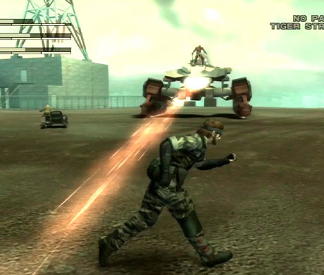 Imagen de Snake esquivando un ataque del Shagohod controlado por el Coronel Volgin en el juego Metal Gear Solid 3: Snake Eater.