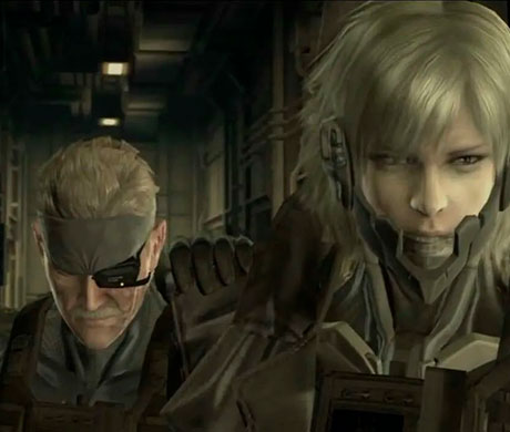 Imagen de Snake con su manos obre el hombre de Raiden mientras hablan en el juego Metal Gear Solid 4.