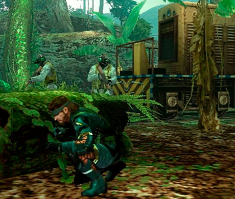Imagen de Snake escondido detrás de un árbol mientras unos soldados patrullan la zona en el juego Metal Gear: Peacewalker.