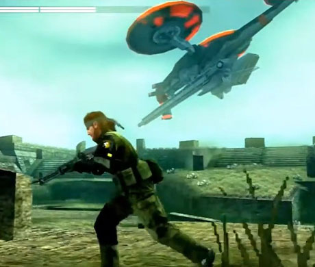 Imagen de Snake corriendo mientras se enfrenta al Chrysalis en el juego Metal Gear Peacewalker.