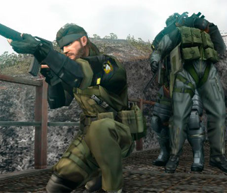 Imagen de Snake apuntando su arma mientras detrás tiene a uno de sus reclutas sujetando un soldado, en el juego Metal Gear: Peacewalker