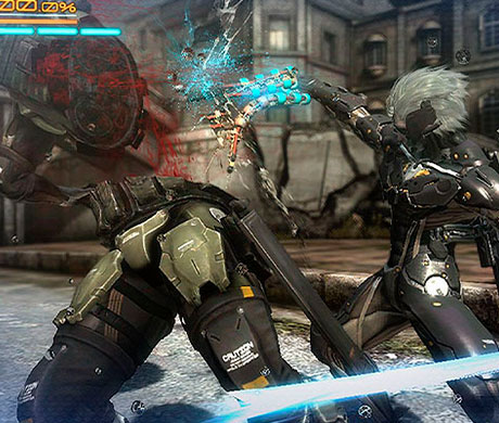 Imagen de Raiden arrancándole la columna vertebral a un soldado después de cortarlo por la mitad en el juego Metal Gear Rising : Revengeance.