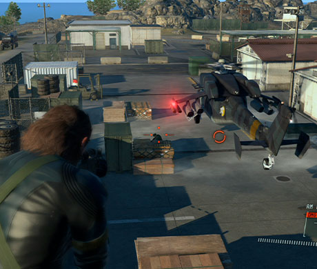 Imagen de Big Boss apuntando su arma hacia un helicóptero enemigo en el juego Metal Gear V: Ground Zeroes.