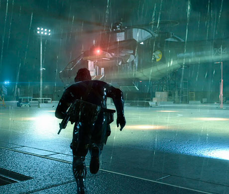 Imagen de Big Boss corriendo hacia un helicóptero mientras está lloviendo en el juego Metal Gear V: Ground Zeroes.
