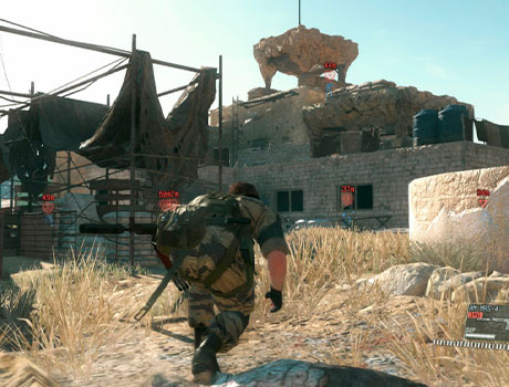 Imagen de Venom Snake agachado mientras se infiltra en un edificio en el juego Metal Gear V: The Phantom Pain.