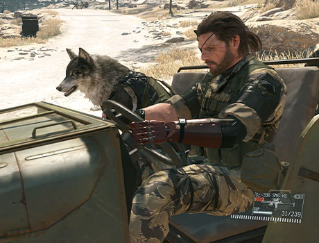 Imagen de Venom Snake acompañado de D-Dog mientras conduce un Jeep en el juego Metal Gear V: The Phantom Pain.