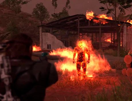 Imagen de Venom Snake disparando al Hombre de Fuego en el juego Metal Gear V: The Phantom Pain.