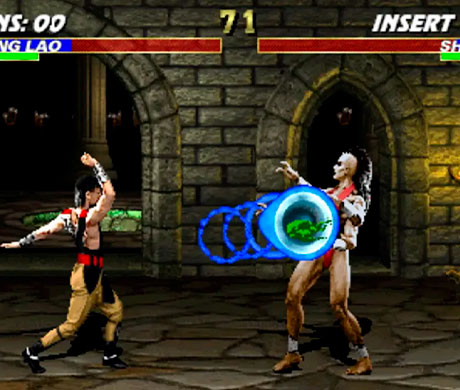 Imagen de Kung Lao lanzando su sombrero a Sheeva el juego Mortal Kombat 3.