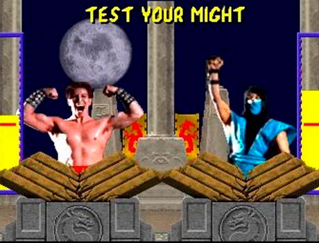 Imagen de Jonny Cage y Sub-Zero en el minijuego de "prueba tu fuerza" en el primer juego de Mortal Kombat.