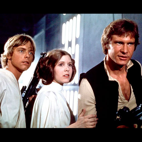 Imagen de izquierda a derecha de luke skywalker, princesa leia y han solo en la película star wars: una nueva esperanza.