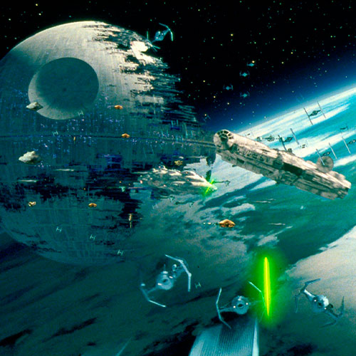 Imagen del halcón milenario acercándose a la estrella de la muerte mientras le siguen y disparan varios cazas tie en la película star wars: el retorno del jedi.