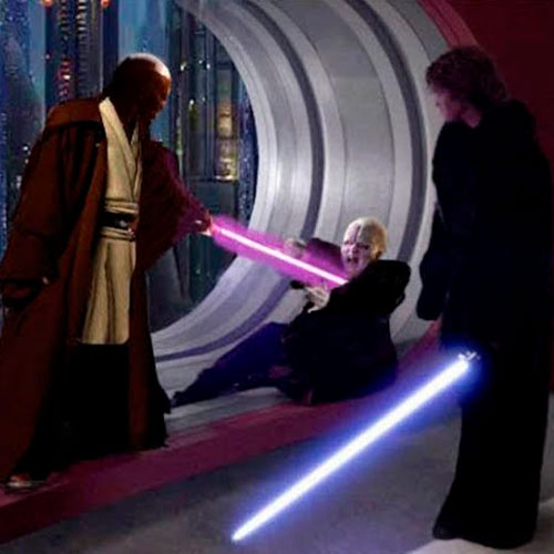 Imagen de mace windu apuntando su espada laser al senador palpatin mientras anakin skywalker les observa en la película star wars la venganza de los sith.