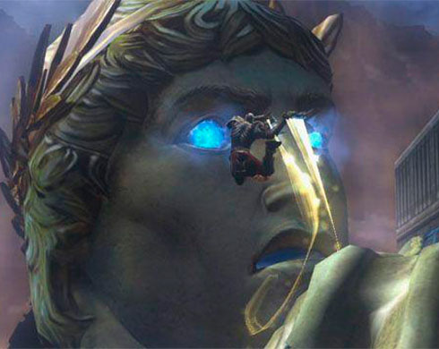 Imagen de Kratos lanzándose al ojo derecho del Coloso de Rodas en el juego God of War II.