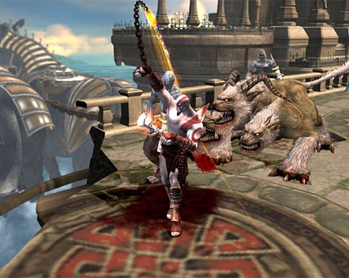 Imagen de Kratos usando las Espadas del Exilio contra un cerbero en el juego God of War II.