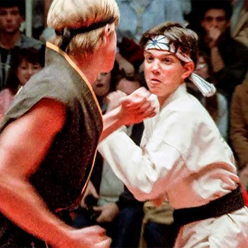 Imagen de daniel larusso enfrentándose a johnny lawrence en la película the karate kid.