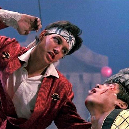 Imagen de daniel larusso a punto de golpear a su contrincante chozen toguchi en la película karate kid ii.