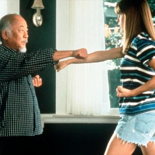 Imagen del señor miyagi entrenando a julie pierce en la película the next karate kid.