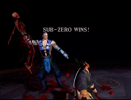 Imagen de Sub-Zero haciendo un Fatality a su contrincante en el juego Mortal Kombat: Deadly Alliance.
