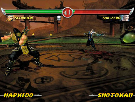 Imagen de Scorpion utilizando su movimiento icónico contra Sub-Zero en el juego Mortal Kombat: Deadly Alliance.
