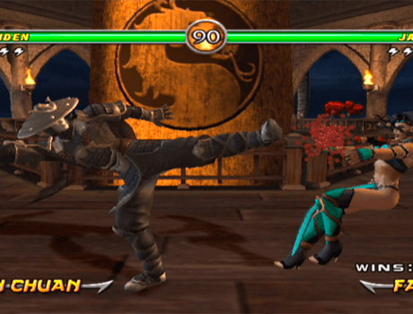 Imagen de Raiden dándole una patada a Jade en el juego Mortal Kombat: Armageddon.