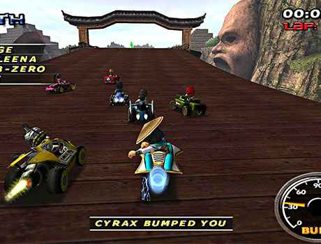 Imagen de Raiden manejando su vehículo en el mini juego Motor Kombat del juego Mortal Kombat: Armageddon.