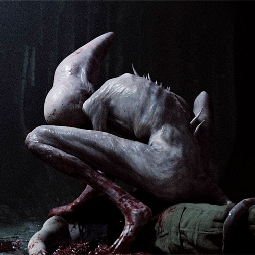 Imagen de un neomorfo sobre un cadáver en la película alien covenant.