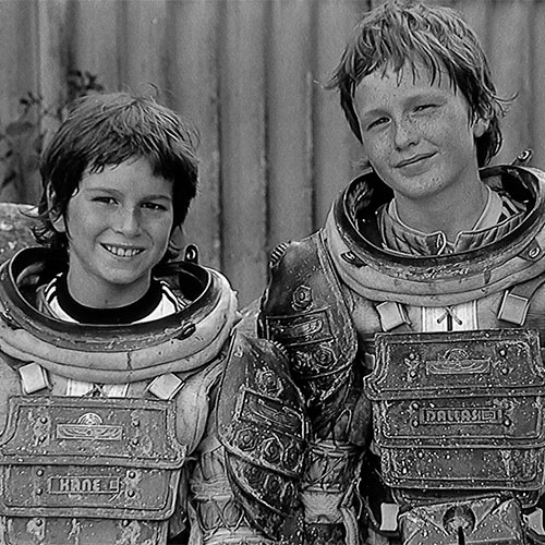 Imagen de los hijos de ridley scott en trajes de astronauta durante el rodaje de la primera película de alien.