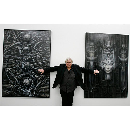 Imagen de h. G. Giger entre 2 de sus obras de arte.