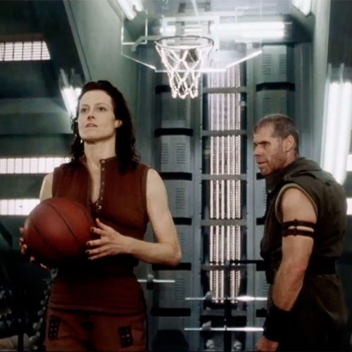 Imagen de ripley apunto de encestar una pelota de baloncesto en la película alien: resurrection.