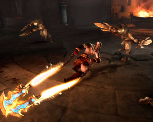 Imagen de Kratos enfrentándose a un enemigo con sus espadas del Exilio en el juego God of War: Ghost of Sparta.